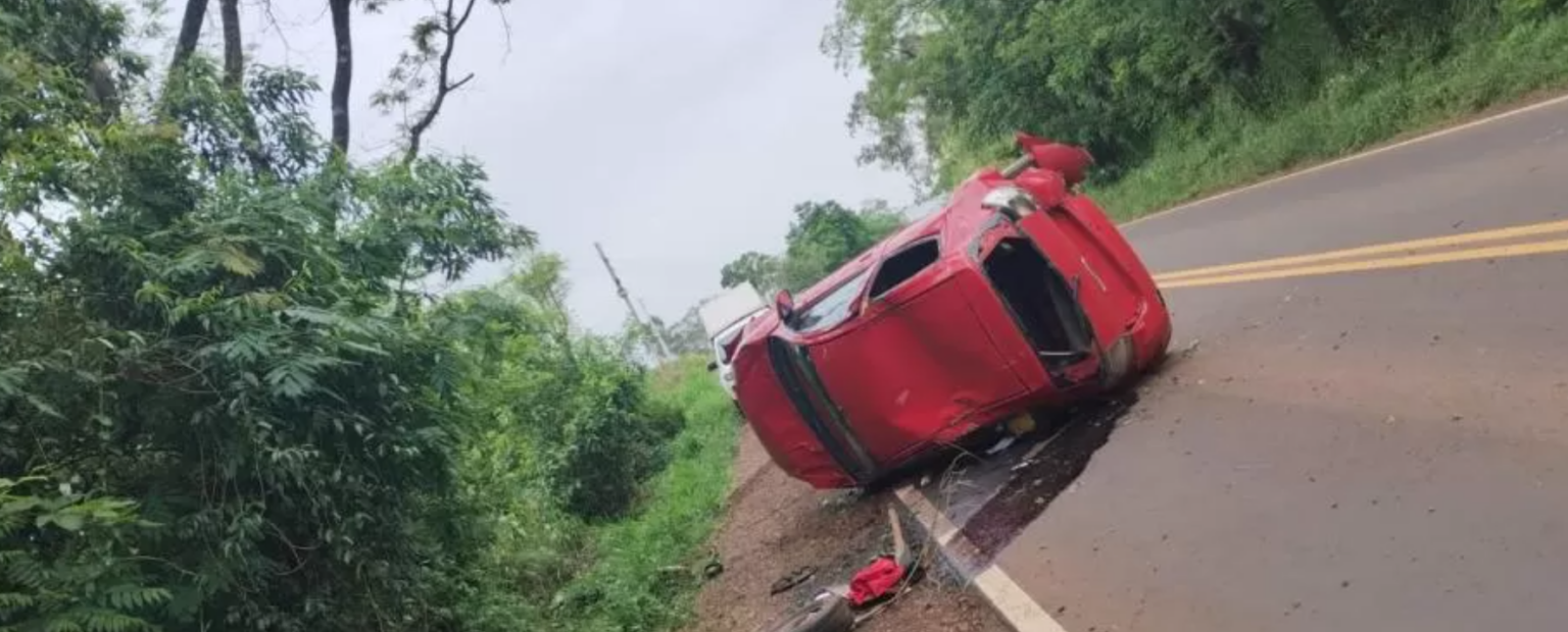 Motorista perde o controle e veículo tomba na ERS 587 em Seberi