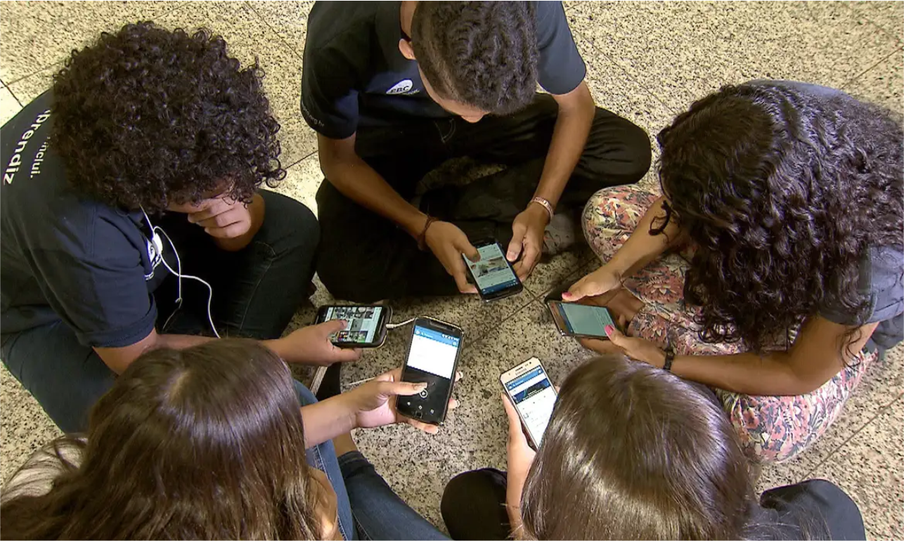 Comissão de Educação aprova projeto que proíbe celular em escolas